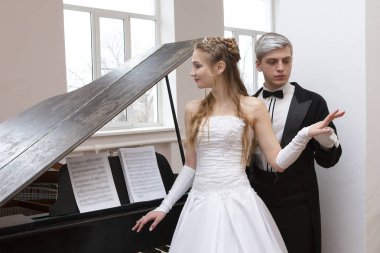 Abiye ve klasik stili portre zarif şekilde poz elbise ceket genç iyi görünümlü çift