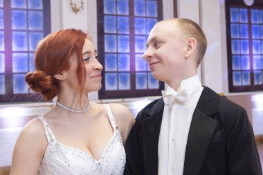 Abiye ve klasik stili portre zarif şekilde poz elbise ceket genç iyi görünümlü çift