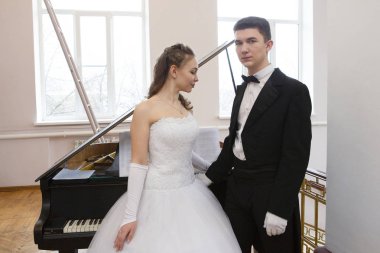 Abiye ve klasik stili portre zarif şekilde poz elbise ceket genç iyi görünümlü çift