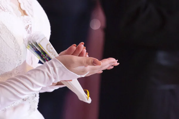 Bruiloft Thema Houden Handen Jonggehuwden Witte Handschoenen Close — Stockfoto