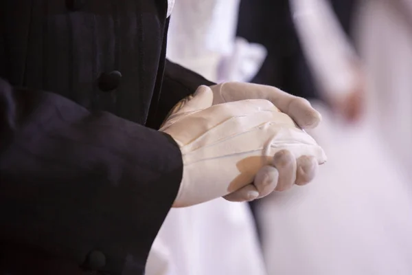 Svatební Téma Držení Rukou Novomanželé Bílé Rukavice Detail — Stock fotografie