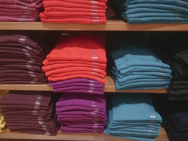 Erkekler çok renkli gömlek üstünde stok rafa koymak yakın çekim örme