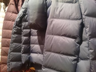 Erkek ceketler ve yelekler üstünde stok rafa koymak aşağı