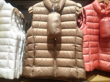 Erkek ceketler ve yelekler üstünde stok rafa koymak aşağı