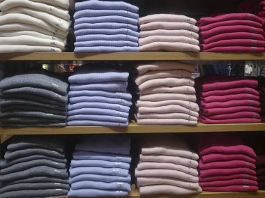 Erkekler çok renkli gömlek üstünde stok rafa koymak yakın çekim örme