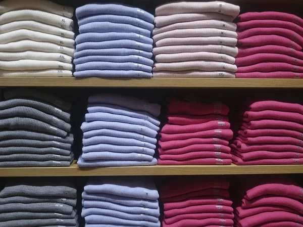 Ανδρικά Πολύχρωμα Πλεκτά Μπλουζάκια Στα Ράφια Των Καταστημάτων Γκρο Πλαν — Φωτογραφία Αρχείου