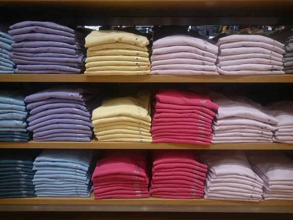 Ανδρικά Πολύχρωμα Πλεκτά Μπλουζάκια Στα Ράφια Των Καταστημάτων Γκρο Πλαν — Φωτογραφία Αρχείου