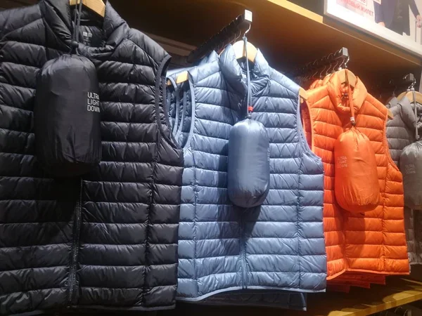 Erkek ceketler ve yelekler üstünde stok rafa koymak aşağı