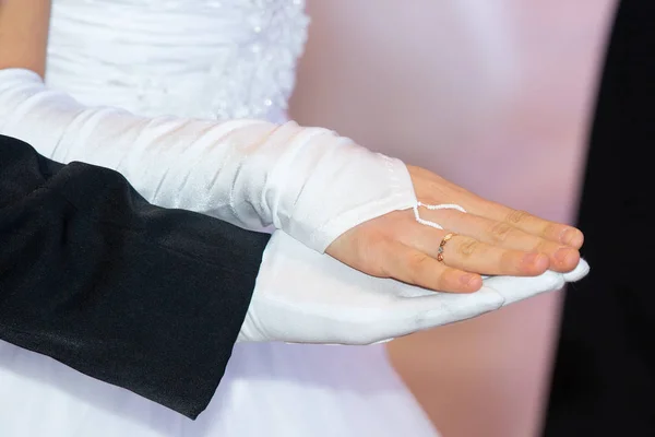 Hochzeitsthema Händchenhalten Für Brautpaare Weiße Handschuhe Nahaufnahme — Stockfoto