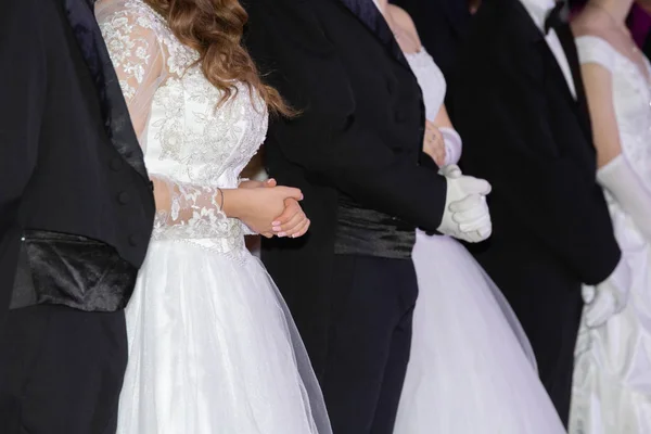Hochzeitsthema Händchenhalten Für Brautpaare Weiße Handschuhe Nahaufnahme — Stockfoto