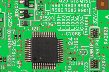 Elektronik devre kartı kapatın. Kristallerden mikroçipler ve alan Toned görüntü diğer bileşenleri küçük derinliği