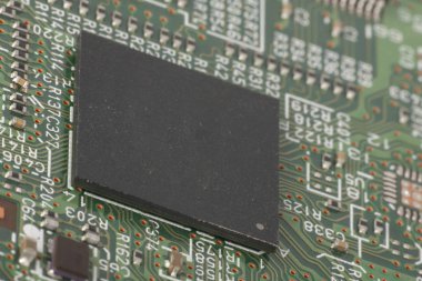 Elektronik devre kartı kapatın. Kristallerden mikroçipler ve diğer bileşenleri küçük derinlik-in tarla