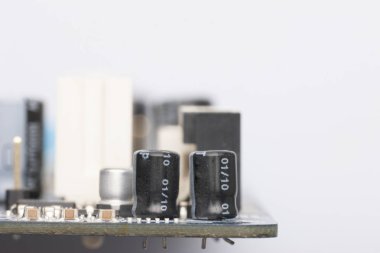 Elektronik komponentler aygıt yönetim kurulu cips diyotlar kapasitörler bobinler üzerinde monte edilir