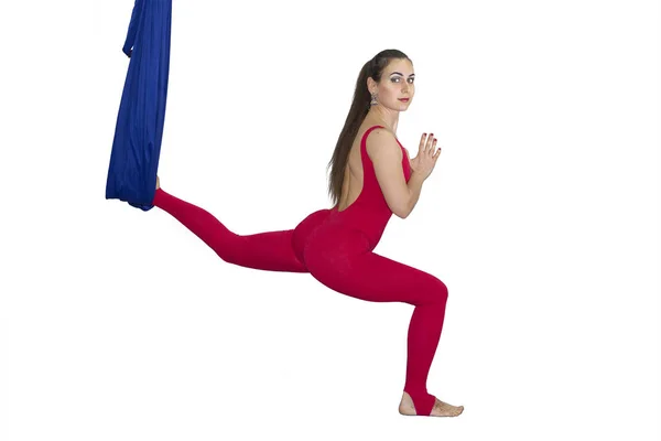 Ung kvinna öva flyga yoga asana utomhus. Hälsa, sport, yoga koncept — Stockfoto