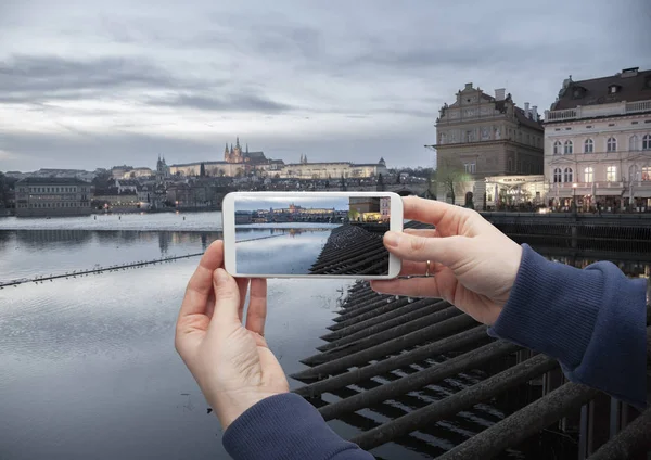 Мальовничий вид на історичний центр Праги, Карлового мосту та Старого міста руку з смартфон, на екрані з яких будівель міського ландшафту — стокове фото