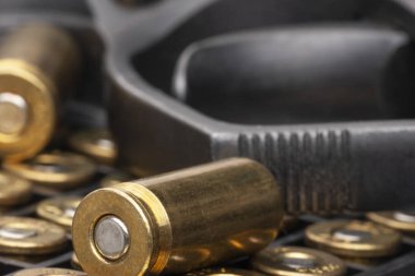 Beyaz arka plan üzerinde izole tabanca ve mermileri yakın çekim. MKE yayılmasını sınırlayan kavramı.