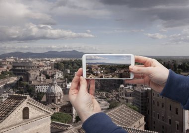 Tarihi merkezi Roma el ile bir smartphone doğal görünüm üstünde belgili tanımlık perde hangi kentsel peyzaj