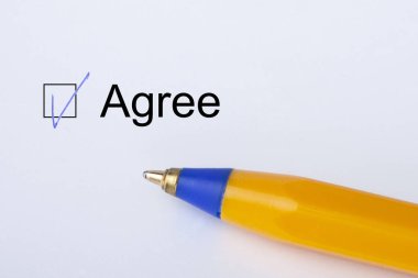 Kabul ediyorum - checkbox sarı kalemi kağıdına beyaz bir kene ile. Denetim listesi kavramı.