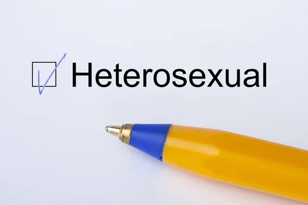 Heteroseksueel - selectievakje met een teek op wit papier met gele pen. Controlelijst concept. — Stockfoto