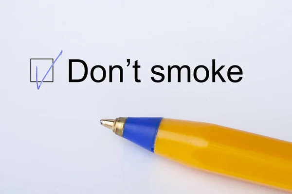 No fume - casilla de verificación con una garrapata en papel blanco con bolígrafo amarillo. Concepto de lista de comprobación . — Foto de Stock
