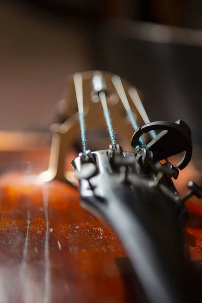 Geige im Vintage-Stil auf Holz-Hintergrund in Nahaufnahme — Stockfoto