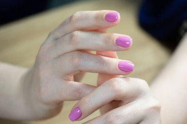 Güzel tırnaklar boyalı parlak, manikür elleriyle