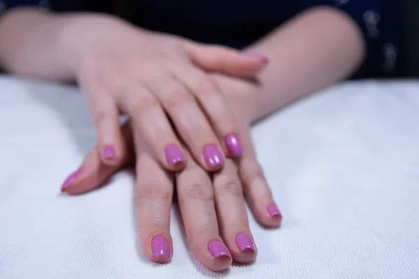 Handen met mooie nagels geschilderde heldere, manicure — Stockfoto