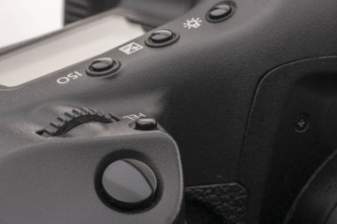 Modern bir dijital Slr fotoğraf makinesinin yakın çekim makro çekim. Siyah kamera gövdesi klasik geniş diyafram portre objektifi ile detaylı fotoğraf