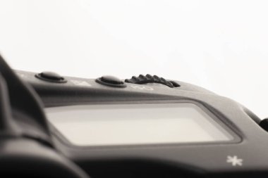 Modern bir dijital Slr fotoğraf makinesinin yakın çekim makro çekim. Siyah kamera gövdesi klasik geniş diyafram portre objektifi ile detaylı fotoğraf