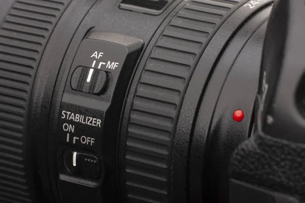 Karanlık ortamda bir Dslr fotoğraf makinesi görünümünü kapat — Stok fotoğraf