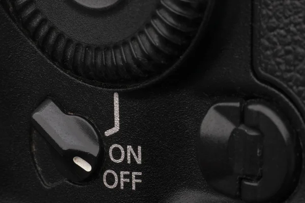 Close-up macro-opname van een moderne digitale Slr camera. Gedetailleerde foto van zwarte camera body met een klassieke breed diafragma portret lens — Stockfoto