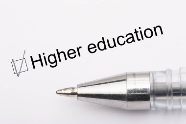 Yükseköğretim - checkbox metal kalem ile beyaz kağıt üzerinde bir onay işareti ile. Denetim listesi kavramı.