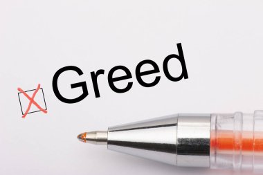 Açgözlülük - checkbox metal kalem ile beyaz kağıt üzerinde bir onay işareti ile. Denetim listesi kavramı.