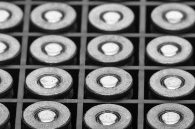 Tabanca mermi yığını. MKE yayılmasını sınırlayan kavramı. Siyah beyaz resim