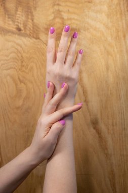 Güzellik kadını elleriyle pembe moda manikür.