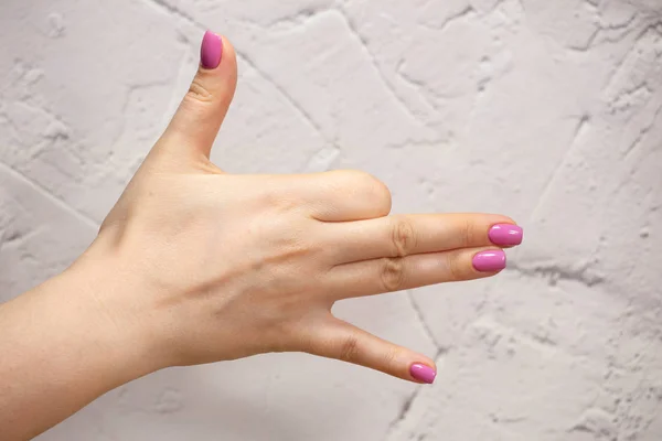 Wyświetlić zbliżenie ręce z manicure młodej kobiety — Zdjęcie stockowe