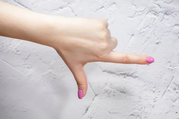 Piękne kobiece dłonie. Pięknych, ręcznie z perfect nails kobieta ręce z nail design — Zdjęcie stockowe