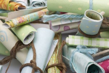 Küçük kağıt yığını beyaz scrolls mavi ve pembe kurdele ile bağlanmış kayar. Gelecekteki tahmini, tavsiye veya işareti kavramı