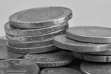Farklı konumlarda birbirlerine yığılmış Euro paralar. Seçici odak siyah beyaz görüntü