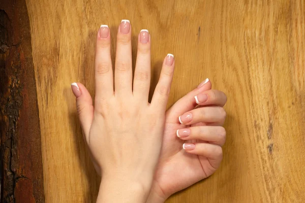 Зображення красивих рук з красивими цвяхами Жіночі руки з дизайном нігтів — стокове фото