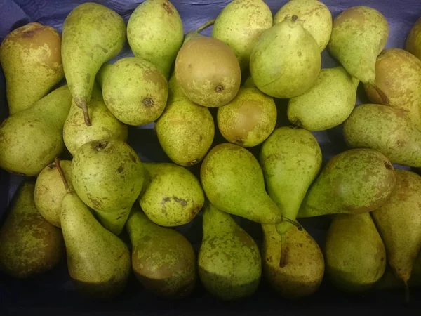 Pêras frescas nas prateleiras do mercado — Fotografia de Stock