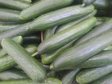 bir bakkal tezgahında taze salatalık