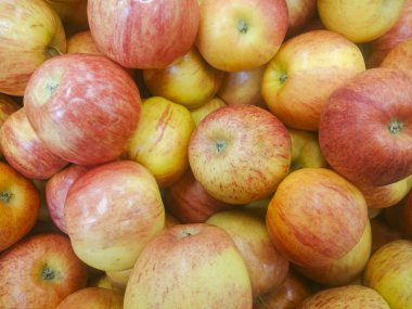 Kırmızı ve yeşil elma meyve bir süpermarkette