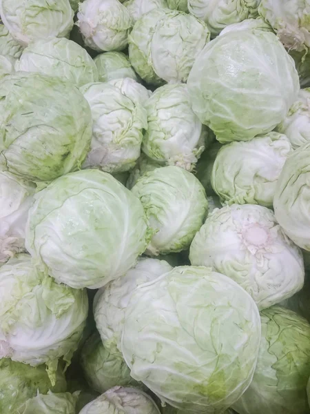 Jonge groene kool. Verse en rijpe kool gevoerd in een mand op de plank van de winkel — Stockfoto