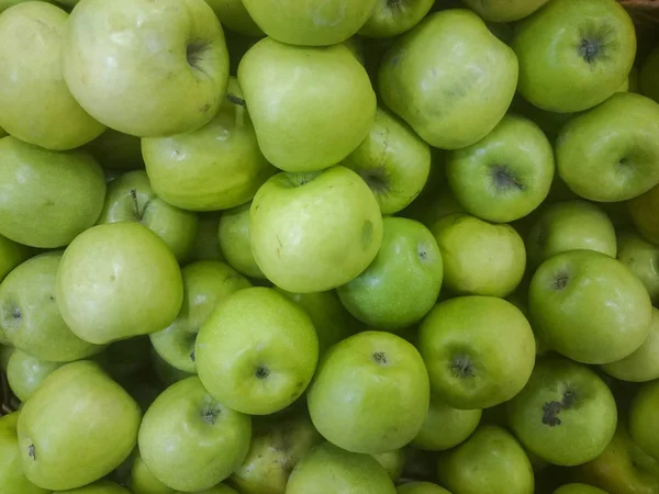Frutas rojas y verdes de manzana en un supermercado — Foto de Stock