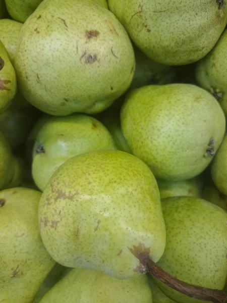 Pêras frescas nas prateleiras do mercado — Fotografia de Stock