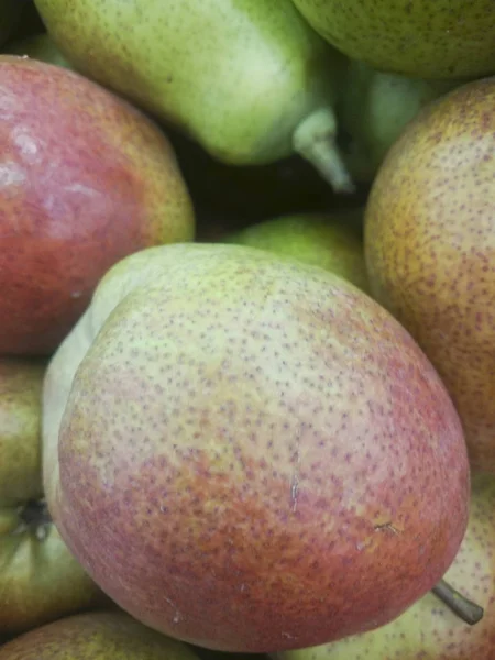 Pêras frescas nas prateleiras do mercado — Fotografia de Stock