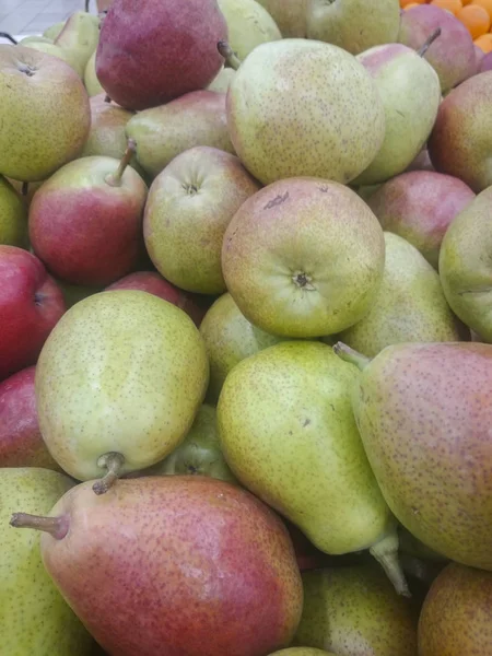 Pêras frescas nas prateleiras do mercado — Fotografia de Stock