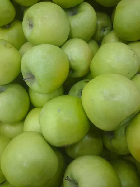 Frutas rojas y verdes de manzana en un supermercado — Foto de Stock