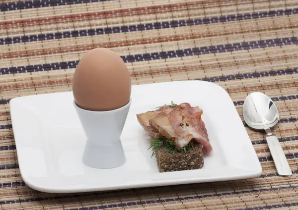 Főtt tojás, egy tál díszített petrezselyem — Stock Fotó